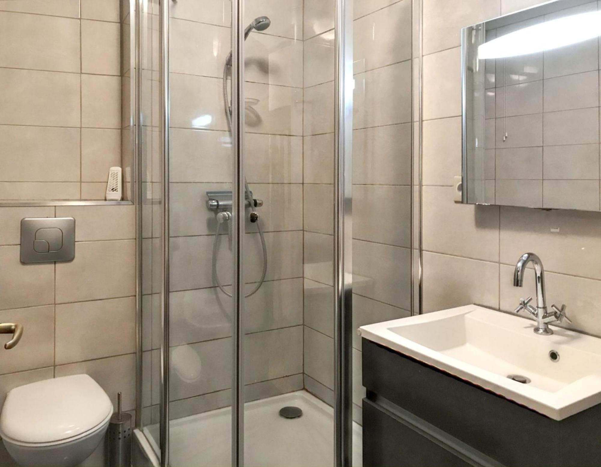 De 2 A Paris A 100 M De La Avec Vue Sur La Terrasse Amenagee Et Wifi Appartement *